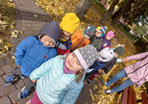 dzieci spacerują po jesiennym parku